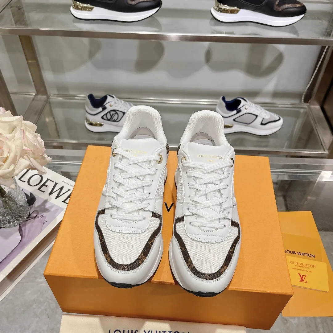 [L Family] P: 760💰Size 35-42 for women, 39-46 for men, (41.42 for women, 45.46 for men, customized) .LV Donkey Brand 🔥🔥LOUIS VUITTON Louis Vuitton's official website synchronizes the 2025 autumn and winter couple's models, which are now on the market, this Neo Run Away sneakers are inspired by running shoes, integrating LV's iconic must-have shoes into the trend. This version is a 1:1 replica of the original version. It is made of two-tone calfskin to highlight its simple lines and unique wedge outsole. Key details include the LV initials on the side and an engraved gold heel stabilizer on the back plus a 2cm hidden insole.